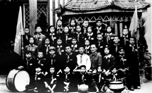 1955年“六一”儿童节，雷锋（前左一）(7352495)-20250603091857