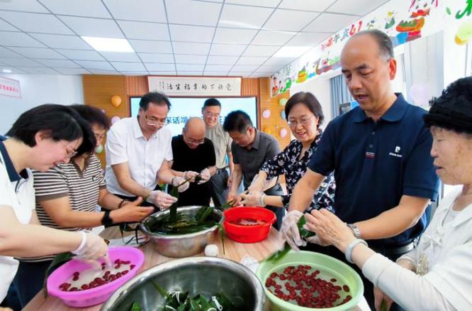 来，我们一起包粽子！