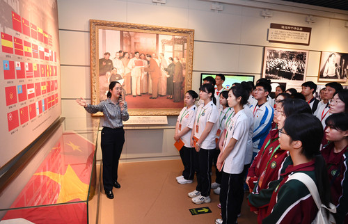 图为中学师生参观“人民政协光辉历程”展。(7529483)-20250624142423 图为中学师生参观“人民政协光辉历程”展。(7529483)-20250624142423