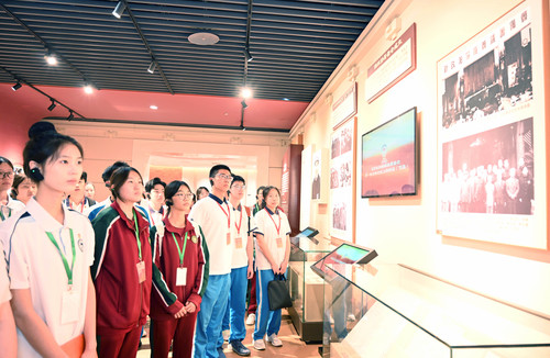 图为中学师生参观“人民政协光辉历程”展。(7529484)-20250624142242 图为中学师生参观“人民政协光辉历程”展。(7529484)-20250624142242