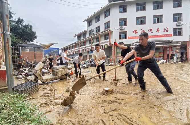 倾情助力灾后重建