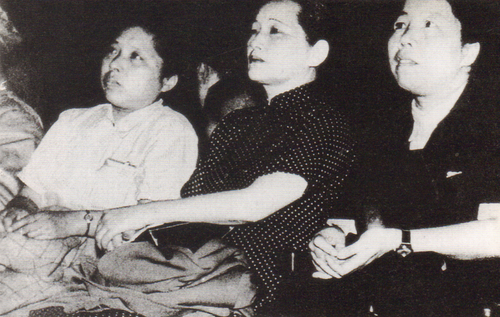 1949年6月30日，宋庆龄由邓颖超（右(7512591)-20250701090511