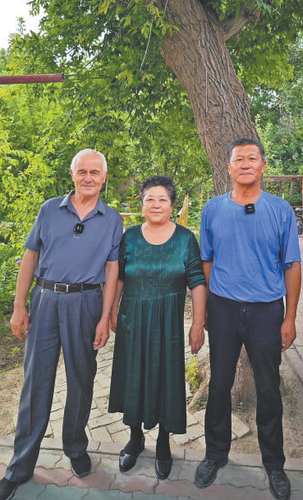 库尔鲁西·乌斯曼夫妇和林忠东（右）在一起