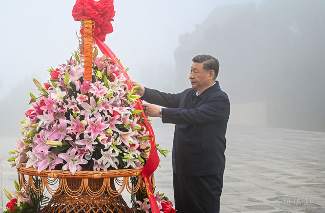 深情致敬英雄 擎举民族精神