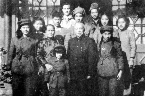 1950年，李济深和夫人率子女身着解放装(7706531)-20250714094944