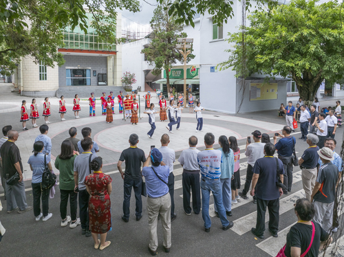 7月8日上午，台湾教育界学者实地参访农垦实验中学。