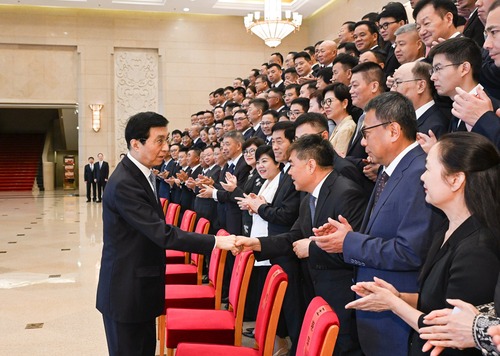 7月29日，第六届全国非公有制经济人士优秀中国特色社会主义事业建设者表彰大会在北京召开。中共中央政治局常委、全国政协主席王沪宁出席并讲话。新华社记者 李响 摄
