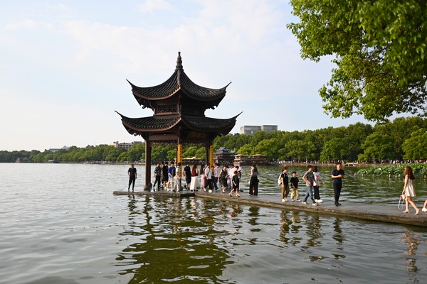 活力中国调研行|杭州西湖游人多(3)(7879399)-20250804161458 活力中国调研行|杭州西湖游人多(3)(7879399)-20250804161458