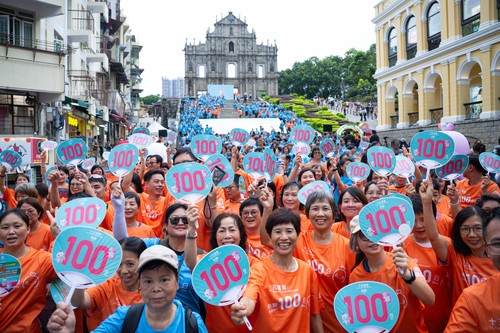 8月1日，第十五届全国运动会迎来倒计时100天，澳门群众参加庆祝活动。    新华社发