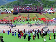 乌兰毛都草原燃情启幕 2025兴安盟那达慕续写民族团结新篇章