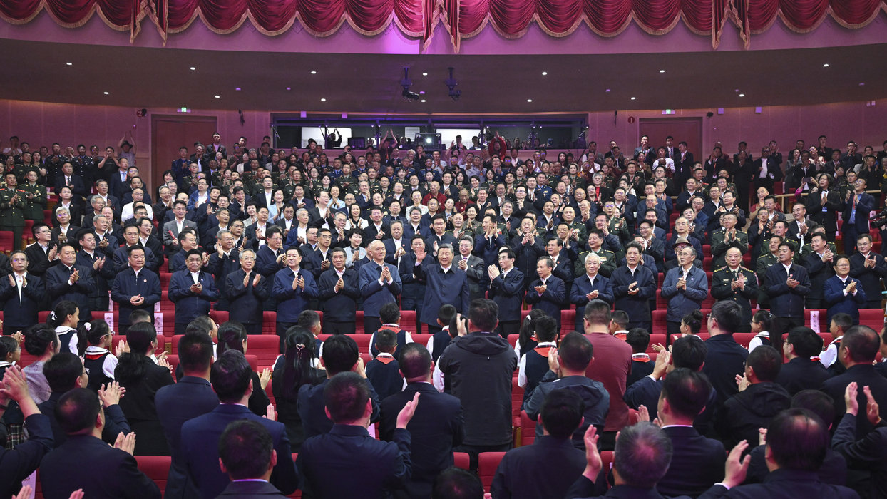 习近平观看庆祝西藏自治区成立60周年文艺晚会《雪域欢歌》