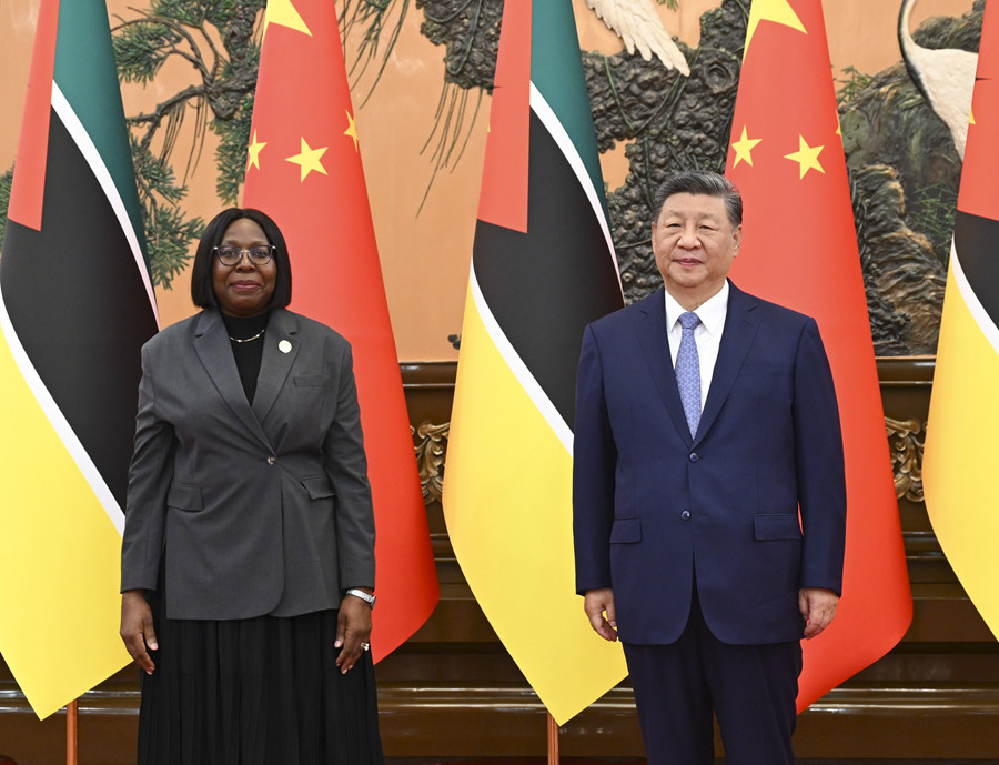 10月14日上午，国家主席习近平在北京人民大会堂会见来华出席全球妇女峰会的莫桑比克总理莱维。新华社记者 翟健岚 摄