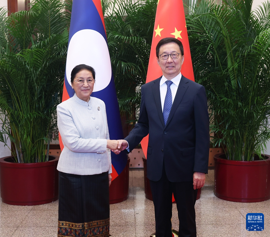  10月14日，国家副主席韩正在北京会见来华出席全球妇女峰会的老挝国家副主席巴妮。新华社记者 刘卫兵 摄