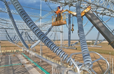 工人在位于河北省宁晋县境内的国网邢台北500千伏超高压变电站建设工地施工