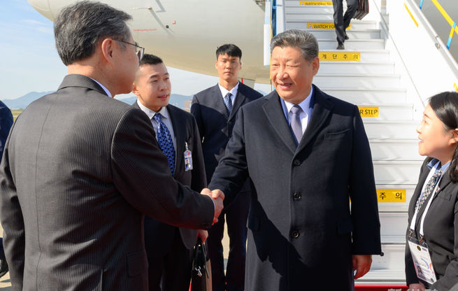 习近平抵达韩国出席亚太经合组织第三十二次领导人非正式会议并对韩国进行国事访问