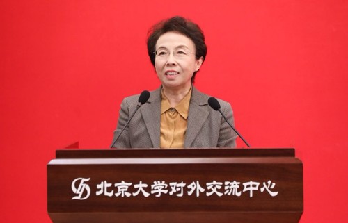 民盟中央副主席、中国侨联副主席、民盟北京市委会主委程红出席论坛并致辞。 民盟中央副主席、中国侨联副主席、民盟北京市委会主委程红出席论坛并致辞。