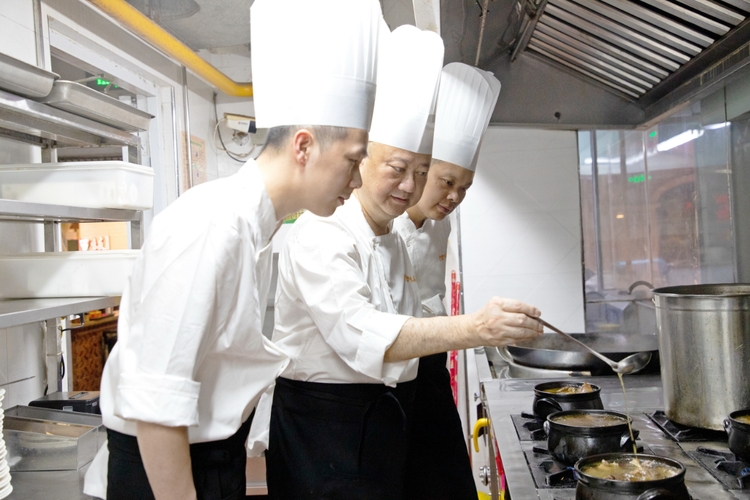 一碗鸭肉面线的“味”与“道”(分离图)1(8593776)-20251107090453 一碗鸭肉面线的“味”与“道”(分离图)1(8593776)-20251107090453