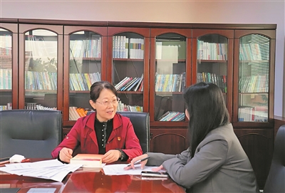 王艳芳（左）正在与基层同志交流。（图片由受访者提供）