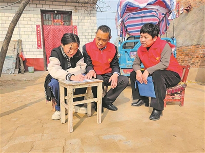 陈坤凤(右一)和志愿者到结对帮扶家庭了解贫困学生的生活学习情况。(图片由受访者提供) 陈坤凤(右一)和志愿者到结对帮扶家庭了解贫困学生的生活学习情况。(图片由受访者提供)