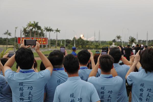 哈工大学生在卫星发射现场观礼。(哈工大供图) 哈工大学生在卫星发射现场观礼。(哈工大供图)