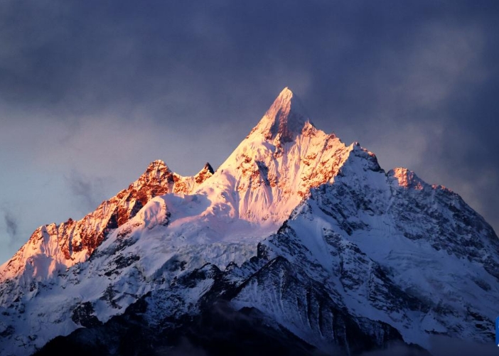 云南梅里雪山“日照金山”