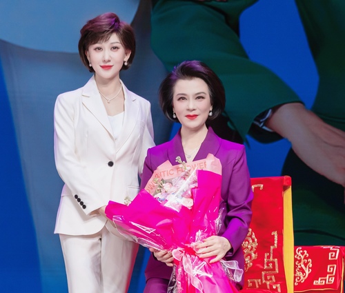 拜师典礼上沙霏(左)与恩师迟小秋(右)合影 拜师典礼上沙霏(左)与恩师迟小秋(右)合影