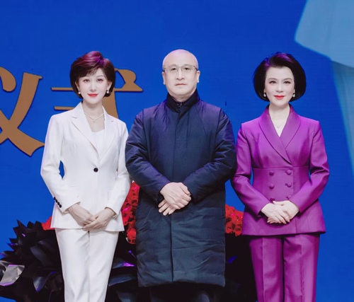 (左起)沙霏与王硕、迟小秋合影 (左起)沙霏与王硕、迟小秋合影