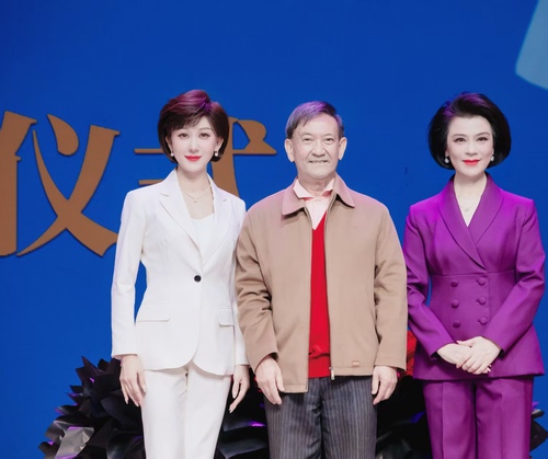 (左起)沙霏与程受珩、迟小秋合影 (左起)沙霏与程受珩、迟小秋合影