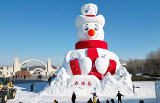 哈尔滨太阳岛雪博会“雪人先生”亮相