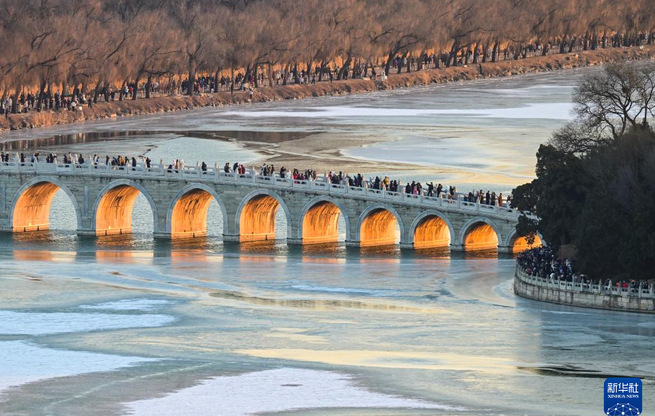 颐和园十七孔桥现“金光穿洞”美景