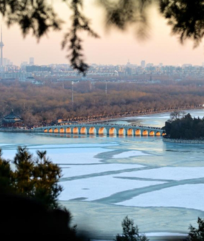 颐和园十七孔桥现“金光穿洞”美景