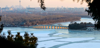 颐和园十七孔桥现“金光穿洞”美景