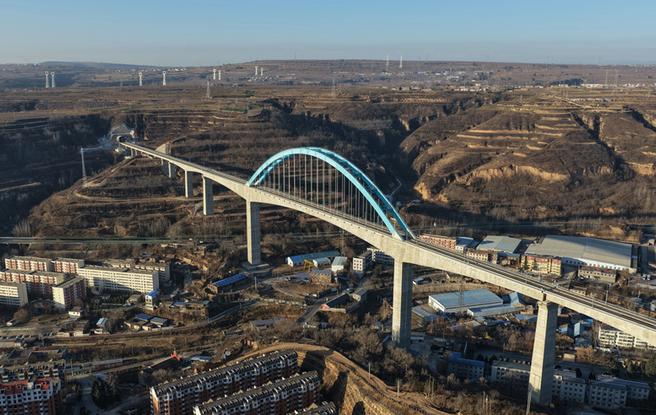 航拍西延高铁全线最大跨度桥梁