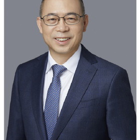 做东西方规则的“摆渡人”