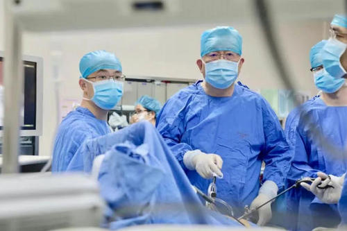 蔡秀军（中）在手术中。