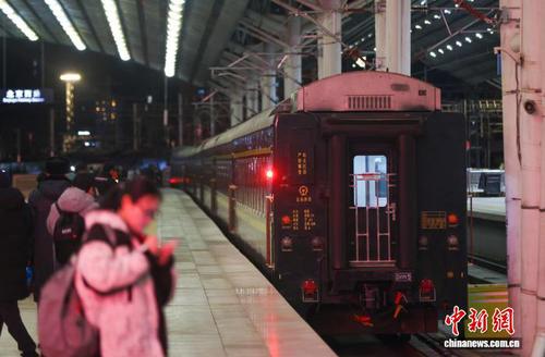 2月2日，2026年北京地区发出的首趟春运列车K4069次列车从北京西站缓缓驶出。中新社记者 贾天勇 摄