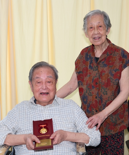 祝惟干儿子祝自福获光荣在党五十年勋章。(9227551)-20260203095651