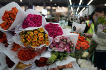 云南昆明：春节将至 鲜花俏销