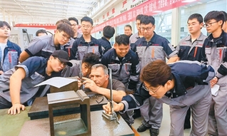 做职教“摆渡人” 拓中企“出海路”