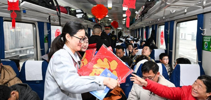 招聘会开进返乡列车