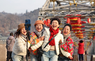 甘肃兰州：黄河百年铁桥 灯笼高挂迎新