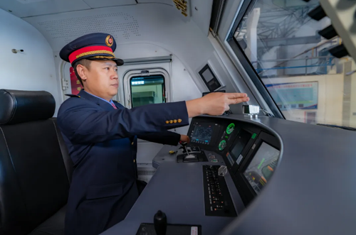 △第十三任“毛泽东号”司机长王振强驾驶“毛泽东号”机车。