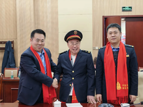 △第七任司机长陈福汉（中）、第十二任司机长刘钰峰（左）、第十三任司机长王振强（右）三代“毛泽东号”司机长合影。