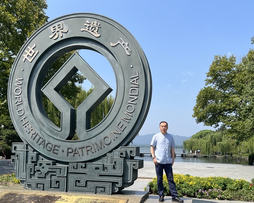 作者与杭州西湖“世界遗产”标志合影(9292392)-20260226092627