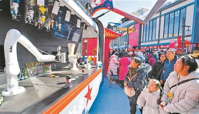 2月18日，北京隆福寺新春市集内的机器人饮料调配师吸引游客驻足。 新华社发