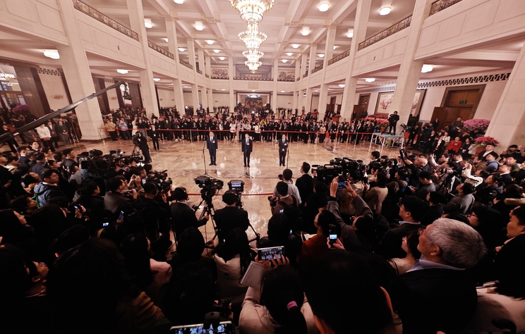 全国政协十四届四次会议首场“委员通道”集体采访活动举行