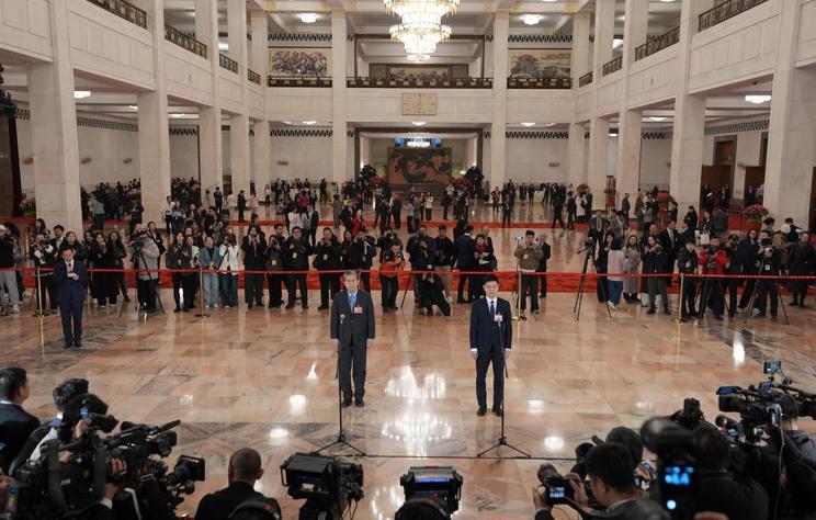 两会·人大开幕丨十四届全国人大四次会议首场“代表通道”集中采访活动举行