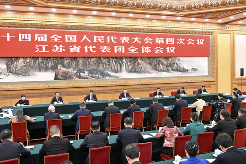 两会丨习近平参加江苏代表团审议（1）(9542595)-20260305220446