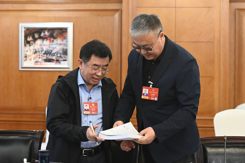 全国政协委员马海军（右）邀请全国政协委员(9567523)-20260307085857