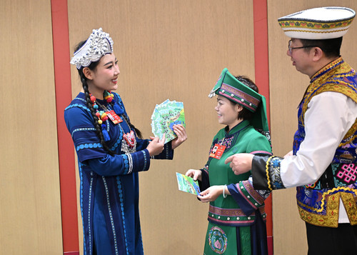 3月5日，在全国政协十四届四次会议小组讨(9589684)-20260308162014